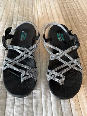 Skechers Women's Reggae - Irie Mon sandals in a black and white strappy design.